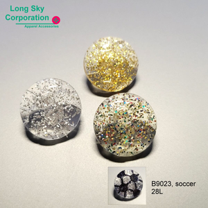 Soccer shape craft button (B9023/28L)